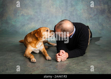 Portrait of man with dog Banque D'Images