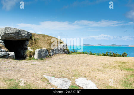 Innisidgen La chambre funéraire, St Mary's, avec vue sur les îles Scilly Banque D'Images