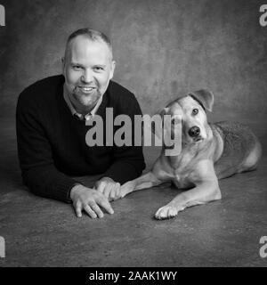 Portrait of man with dog Banque D'Images