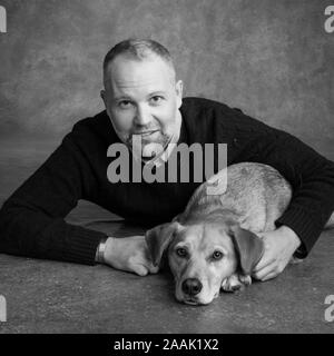 Portrait of man with dog Banque D'Images