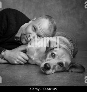 Studio portrait of man avec Redbone Coonhound Banque D'Images