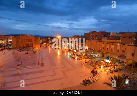 La place principale et le souk au crépuscule, à Ouarzazate. Maroc Banque D'Images