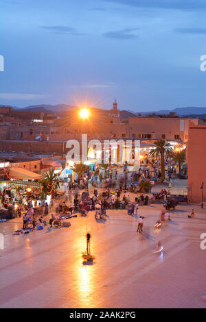 La place principale et le souk au crépuscule, à Ouarzazate. Maroc Banque D'Images