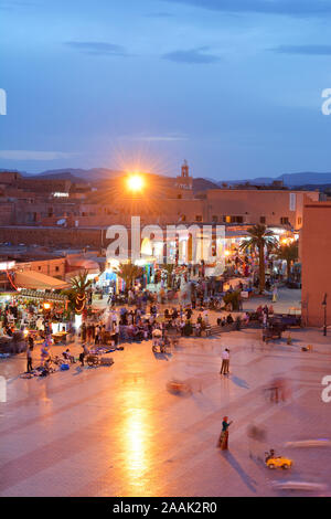 La place principale et le souk au crépuscule, à Ouarzazate. Maroc Banque D'Images