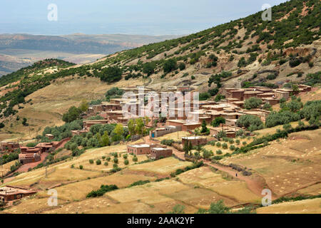 Un petit village par le champs en terrasses, dans le Haut Atlas. Maroc Banque D'Images