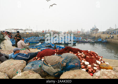 Le port de pêche animé d'Essaouira, la troisième en importance au Maroc. Banque D'Images