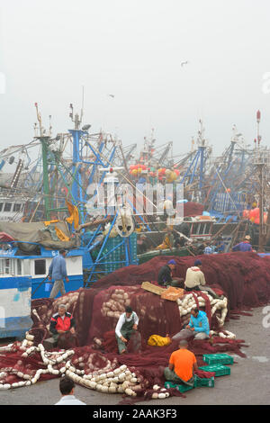 Le port de pêche animé d'Essaouira, la troisième en importance au Maroc. Banque D'Images