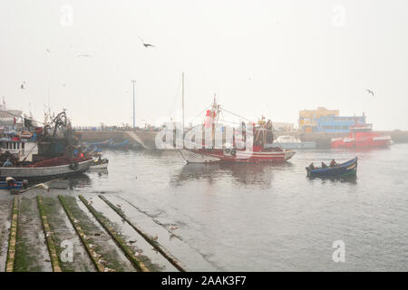 Le port de pêche animé d'Essaouira, la troisième en importance au Maroc. Banque D'Images