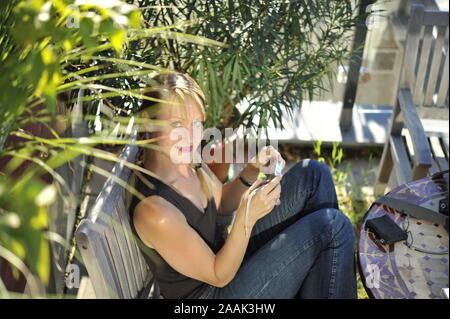 Junge Frau auf der Terrasse - Jeune femme au jardin Banque D'Images