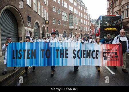 Londres, Royaume-Uni. 22 novembre, 2019. Les militants de scientifiques pour XR d'assister à une démonstration destinée à communiquer la science relative à l'urgence écologique et climatique. Les activistes étaient habillés en labcoats pour représenter les 1 600 scientifiques du monde entier qui ont signé la Déclaration des scientifiques à l'appui de l'action directe non violente contre l'inaction du gouvernement contre l'urgence écologique et climatique. Credit : Mark Kerrison/Alamy Live News Banque D'Images