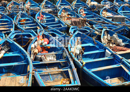 Bateaux de pêche traditionnelle dans le port de pêche d'Essaouira, la troisième en importance au Maroc. Banque D'Images