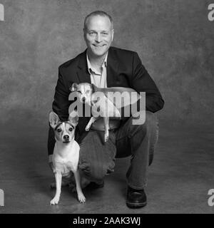 Studio portrait of smiling woman with Jack Russell Terrier et Chihuahua Banque D'Images