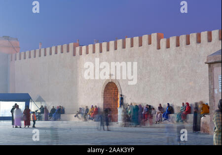 La ville fortifiée d'Essaouira à la place Moulay Hassan. Site du patrimoine mondial de l'Unesco, le Maroc Banque D'Images