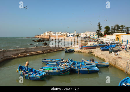 Bateaux de pêche traditionnelle dans le port de pêche d'Essaouira, la troisième en importance au Maroc. Banque D'Images