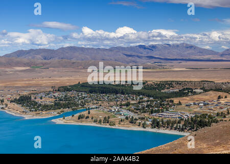 TEKAPO, Nouvelle-zélande - 23 février : vue éloignée sur la ville de Tekapo sur la rive du lac Tekapo en Nouvelle-Zélande le 23 février 2012 Banque D'Images