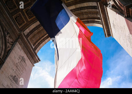 Drapeau français sous l'arc de triomphe, Paris Banque D'Images