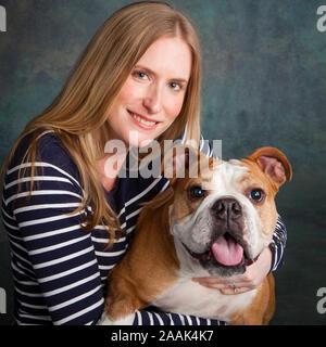 Studio Portrait de femme avec Bulldog anglais Banque D'Images