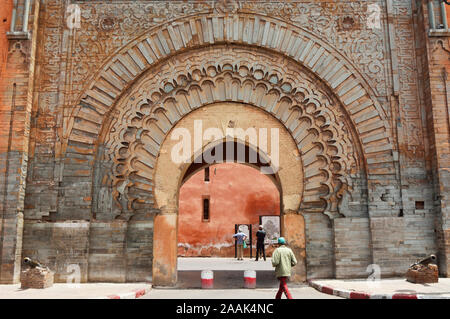 La Porte Bab Agnaou, l'une des 19 portes de Marrakech. Il a été construit au 12ème siècle à l'époque de la dynastie des Almohades. Maroc Banque D'Images