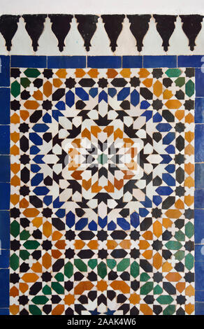 Zeligs d'une fontaine dans le palais de Bahia. Marrakech, Maroc Banque D'Images