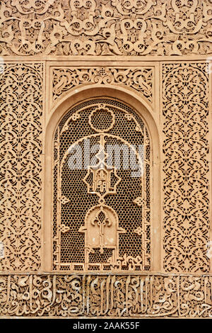 Beau stuc travail dans le Ben Youssef Medersa. C'est la plus grande école théologique du Maroc. Marrakech Banque D'Images