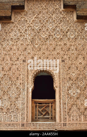 Beau stuc travail dans le Ben Youssef Medersa. C'est la plus grande école théologique du Maroc. Marrakech Banque D'Images