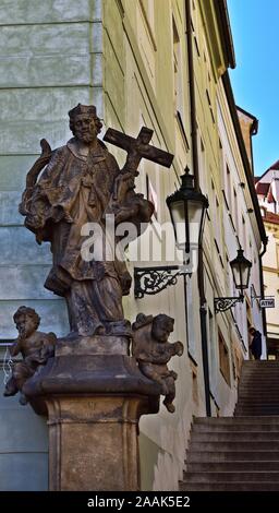 La rue médiévale au centre-ville de Prague Banque D'Images