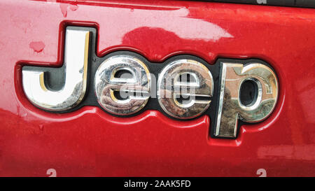 Rome, Italie - 16 novembre 2019 : texte écrit de Jeep sur logo couleur voiture rouge, c'est un constructeur automobile américain. En 1987 il est devenu une marque déposée de Chry Banque D'Images