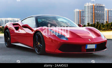 Rome, Italie - le 24 juin 2018 : Belle conception de modèle de luxe rouge Ferrari 488 sport supercar GTB dans une belle journée ensoleillée. Banque D'Images