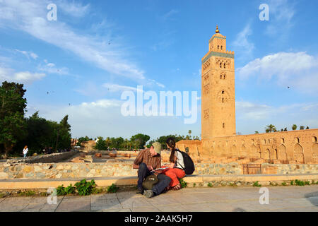 Jeune couple près de la mosquée de la Koutoubia. Marrakech, Maroc Banque D'Images