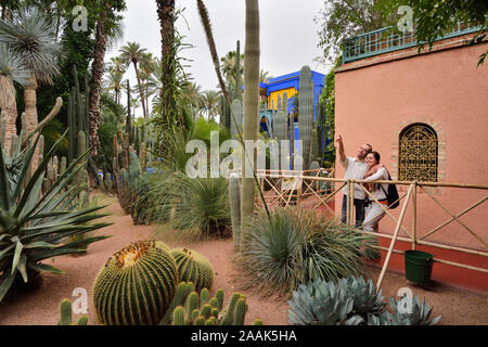 Jeune couple dans la médina. Marrakech, Maroc Banque D'Images