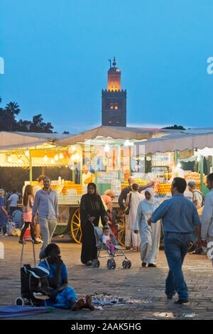 Stands vendant du jus d'orange fraîchement pressé. Place Djemaa el Fna, Marrakech. Maroc Banque D'Images