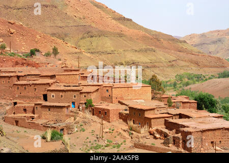 Village traditionnel dans les montagnes du Haut Atlas. Maroc Banque D'Images