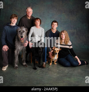 Studio portrait de famille avec trois chiens Banque D'Images