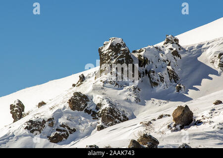 Paysage d'hiver panorama. Les montagnes de neige Neige recroquevillés après. Banque D'Images
