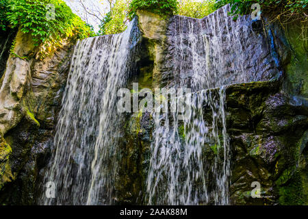 Plusieurs cascades de diffusion en continu un gros rocher falaise dans une forêt, nature background Banque D'Images