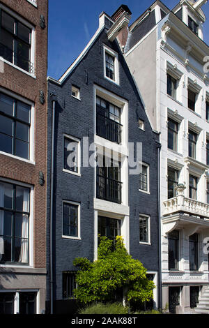 Vue rapprochée de l'historique, traditionnelles et bâtiments typiques montrant un style architectural Néerlandais à Amsterdam. Il s'agit d'une journée ensoleillée. Banque D'Images