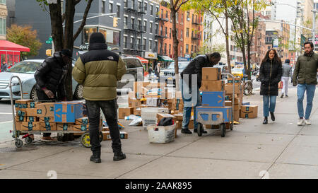 Videotheque trier des achats auprès de l'aime de Amazon, Walmart, et d'autres dans le quartier de Greenwich Village de New York, le Jeudi, Novembre 14, 2019 . (© Richard B. Levine) Banque D'Images