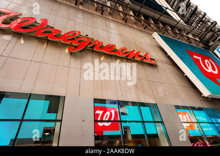 Les Walgreens drug store à un Times Square à New York est vu le Dimanche, Novembre 17, 2019. Société de capital-investissement KKR aurait approché au sujet d'une Alliance Boots Walgreens en acquisitions par emprunt, Walgreens privé. (© Richard B. Levine) Banque D'Images