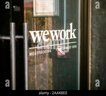 Des signes annoncent l'emplacement d'un un espace de co-working WeWork emplacement dans le Meatpacking district de New York, le vendredi 15 novembre, 2019. (© Richard B. Levine) Banque D'Images