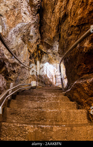 Pour les visites en escalier spéléologique grottes calcaires Banque D'Images