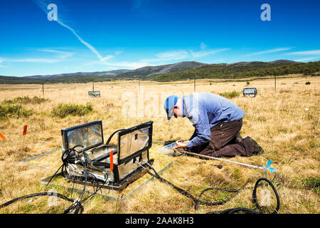 Une expérience scientifique par des chercheurs de l'Université de Sydney, dans les montagnes enneigées. L'étude de suivi est C02 échange entre l'atmosphère et Banque D'Images