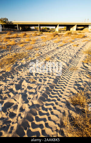 Le lit d'une rivière asséchée de la rivière Kern à Bakersfield, Californie, USA. Banque D'Images