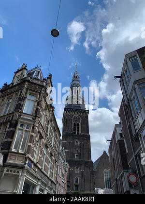 Vue de dessous de l'église Westerkerk et historiques, bâtiments traditionnels dans Amsterdam. Il s'agit d'une journée ensoleillée. C'est une église protestante qui a été buil Banque D'Images