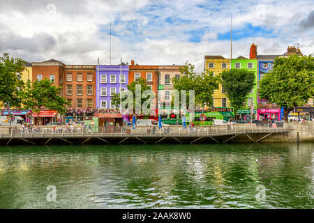 Baccalauréat à pied, quais de Dublin. Bâtiments colorés dans la rivière Liffey Dublin promenade aménagée le long des quais. Banque D'Images