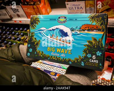 Les canettes de bière Kona Brewing Co. dans un supermarché de New York Mardi, 19 novembre 2019. AB InBev a acquis récemment le solde du capital de Craft Brew marques Alliance : bière Kona ainsi que de nombreuses autres bières artisanales. (© Richard B. Levine) Banque D'Images