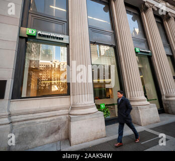 Une succursale TD Ameritrade Holding Corp. sur Broadway dans le Lower Manhattan à New York, le jeudi 21 novembre, 2019. Charles Schwab est signalé à être l'achat de TD Ameritrade pour 26 milliards de dollars. (© Richard B. Levine) Banque D'Images