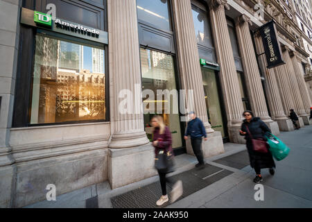 Une succursale TD Ameritrade Holding Corp. sur Broadway dans le Lower Manhattan à New York, le jeudi 21 novembre, 2019. Charles Schwab est signalé à être l'achat de TD Ameritrade pour 26 milliards de dollars. (© Richard B. Levine) Banque D'Images