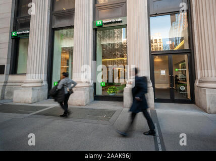 Une succursale TD Ameritrade Holding Corp. sur Broadway dans le Lower Manhattan à New York, le jeudi 21 novembre, 2019. Charles Schwab est signalé à être l'achat de TD Ameritrade pour 26 milliards de dollars. (© Richard B. Levine) Banque D'Images