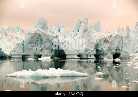 Des formes érodées étrange dans les icebergs du glacier Jacobshavn. Banque D'Images