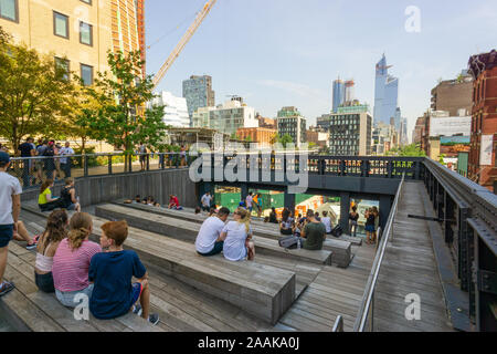New York, USA - 20 août 2018 : Les gens se reposant dans le parc High Line à New York. Banque D'Images